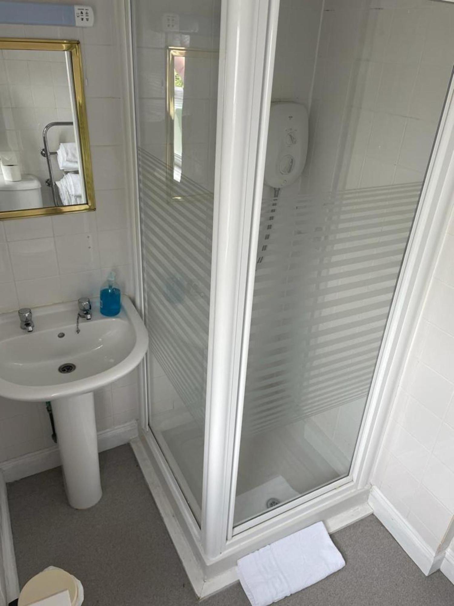 Oyo No 3 Hotel Bath Bagian luar foto